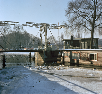 22130 Gezicht op de bevroren Leidsche Rijn en de Abel Tasmanbrug te Utrecht vanuit het zuidwesten; op de achtergrond ...